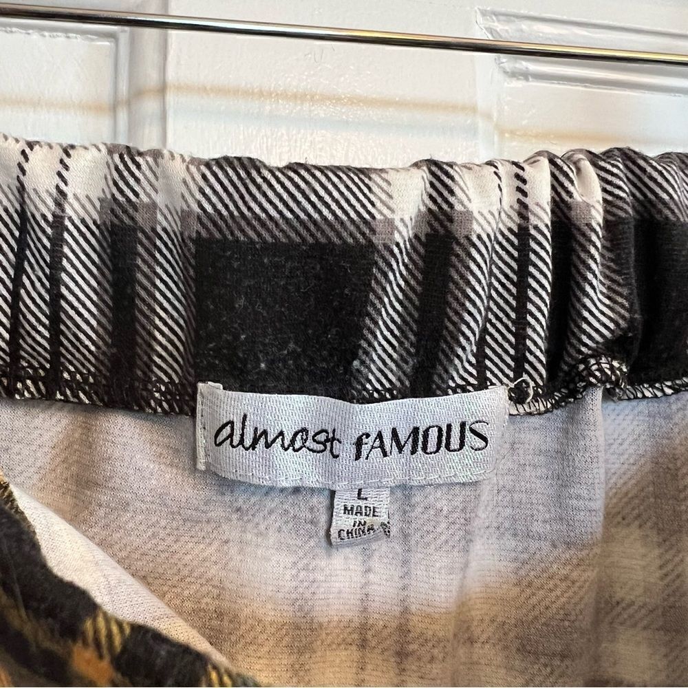 Almost Famous plaid pattern skirt with pockets - Picture 4 of 5